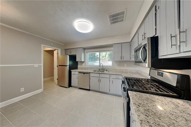 Building Photo - 2831 Olde Post Rd SE