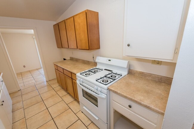 Building Photo - 4 Bedroom, 1½ Bath Home with Central A/C, ...