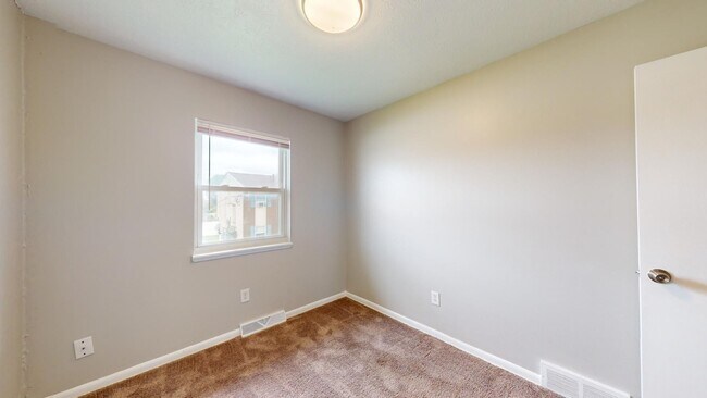 Building Photo - 3 Bedroom/1 bathroom renovated townhouse.