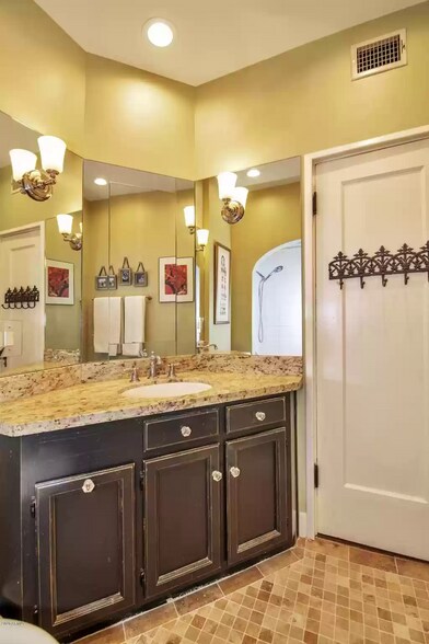 Bathroom - 712 W Manhatton Dr