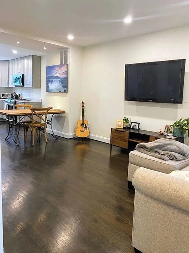 Building Photo - Brentwood Beauty