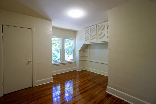 Building Photo - Available 6/1/26 Single Family Home Near C...