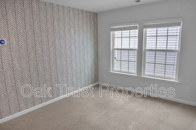 Building Photo - 821 Redbud Ln