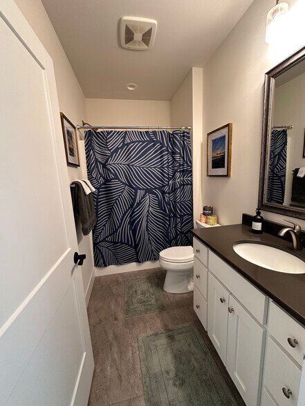 Main Level Bath 2 - 2913 Latigo Trce