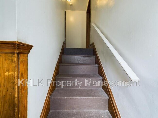 Building Photo - 695 Kling St