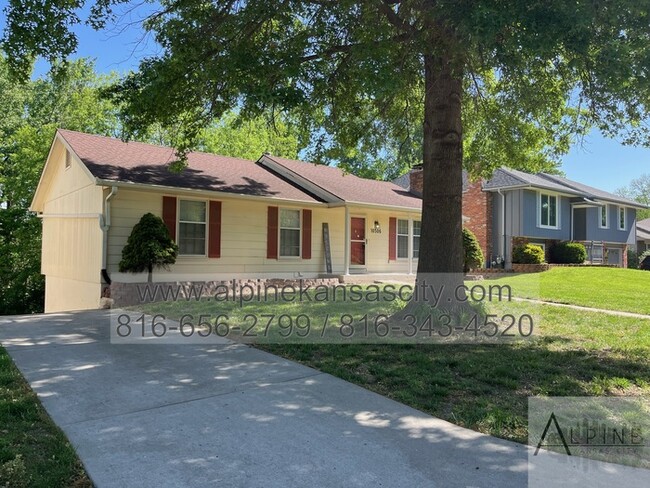 Building Photo - Spacious Parkville Ranch