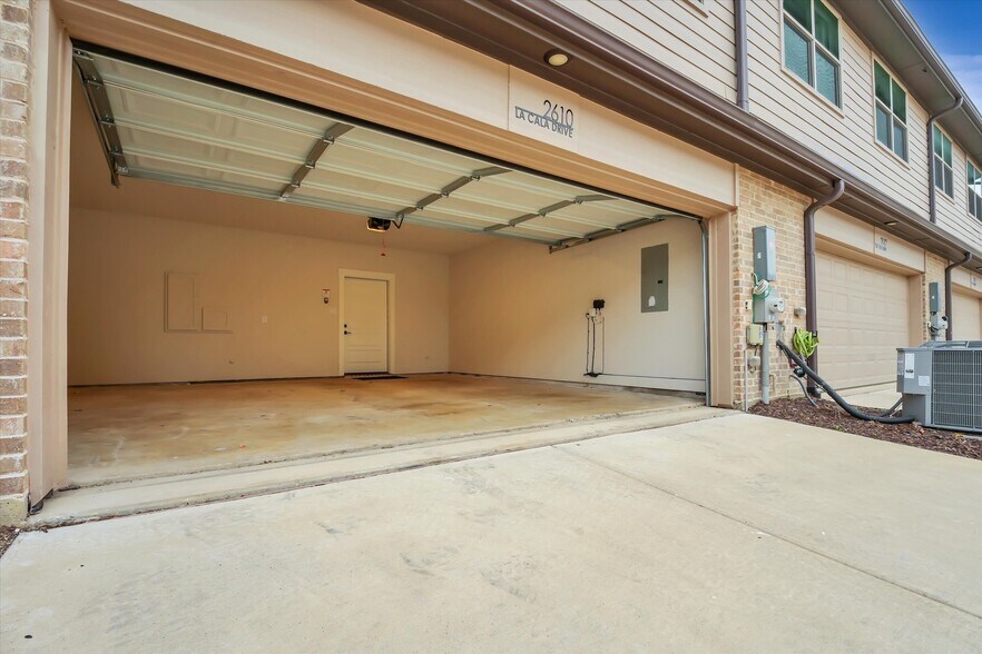 Building Photo - 2610 La Cala Dr