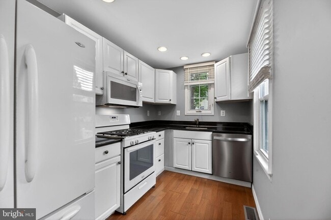 Building Photo - 12 E Albertson Ave