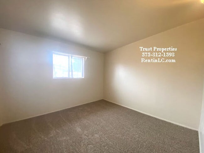 Building Photo - Great home with spacious Yard