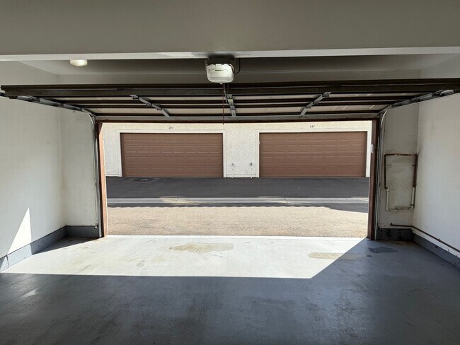 Building Photo - Beautiful Camarillo Townhome