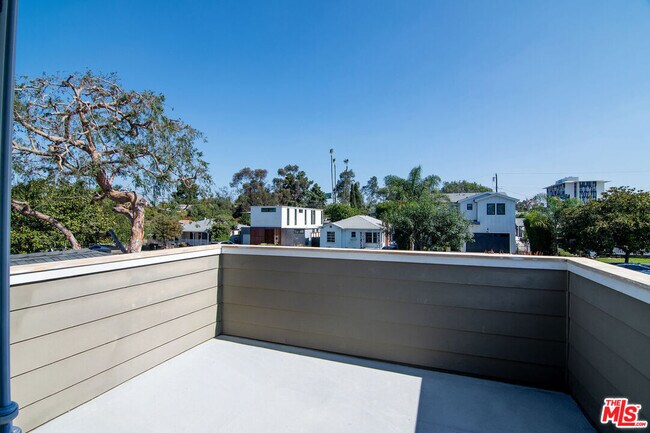 Building Photo - 2947 Kelton Ave