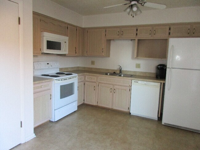 Building Photo - 1844 Willoway Cir S