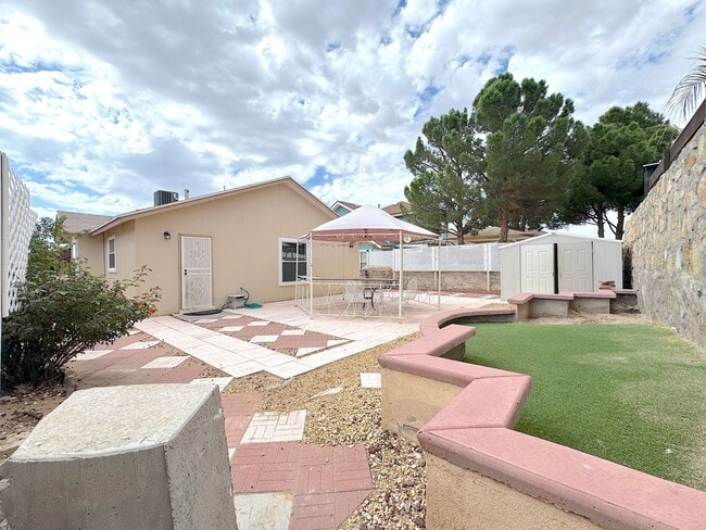 Building Photo - East El Paso 3 bed Refrig A/C
