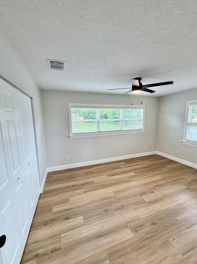 Building Photo - Beautifully Renovated 2-Bed/1-Bath Upstair...