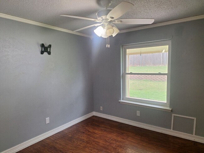 Building Photo - 3BR/2BA Home with Private Yard in Crowley