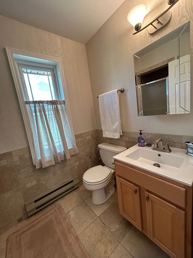 Building Photo - Breathe Taking Views with this 4 bed 3.5 bath home!