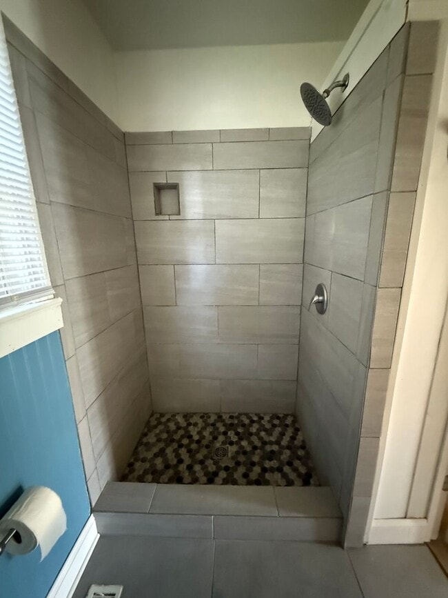 Building Photo - ***MOVE IN SPECIAL*** 1st Month's Rent Fre...