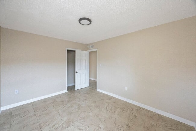 Building Photo - 1116 Upton Ct S
