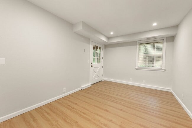 Building Photo - Beautiful & stunning 6-bed, 3-bath house in Edmonds for rent!