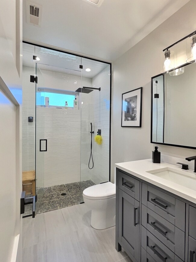 Building Photo - 5245 W Ardmore Ave