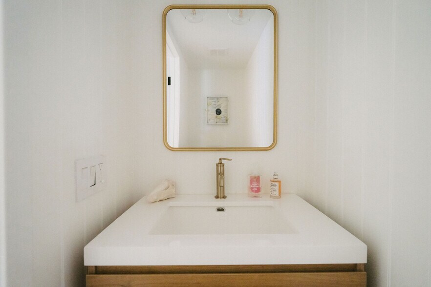 Building Photo - 5716 Skyview Way