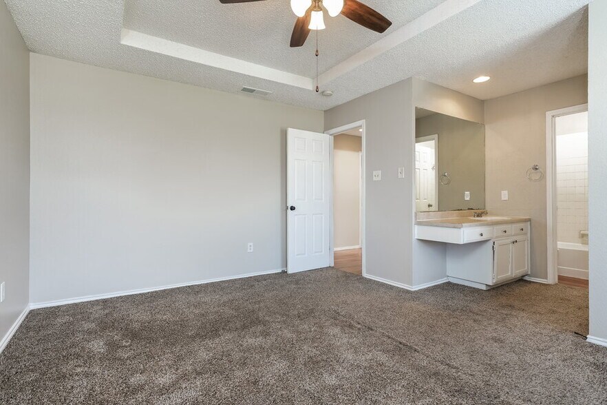 Building Photo - 1433 Grovecrest Dr