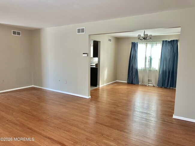 Building Photo - 382 W Park Ave