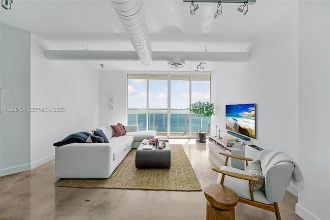 Building Photo - 700 NE 25th St