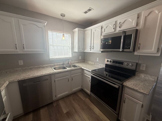 Building Photo - Newly Updated Ranch-Style Condo