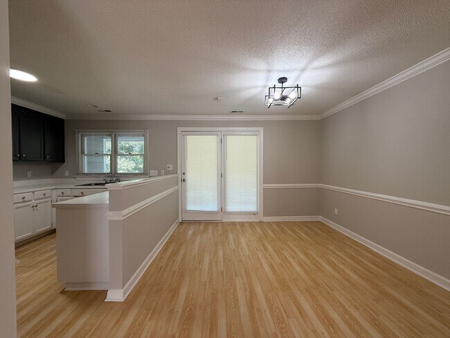 Building Photo - Spacious Two Bedroom, 2nd Floor Condo with...