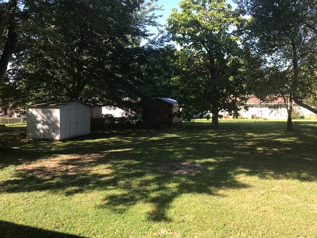 Building Photo - Updated SE Springfield Home -Available Now