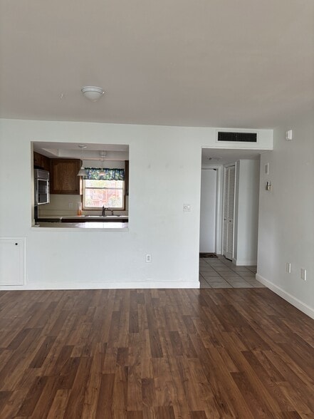 Building Photo - 5020 Brittany Dr S