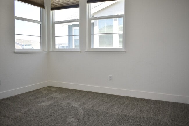 Building Photo - 6000 Danwood Dr