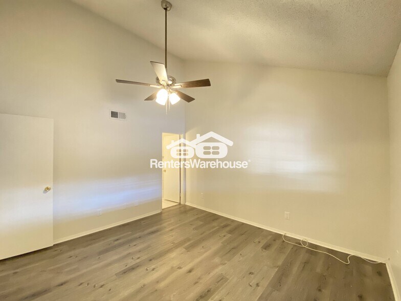 Building Photo - 2122 E Kirkland Ln
