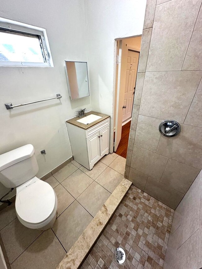 Building Photo - Huge 3 Bed House For Rent