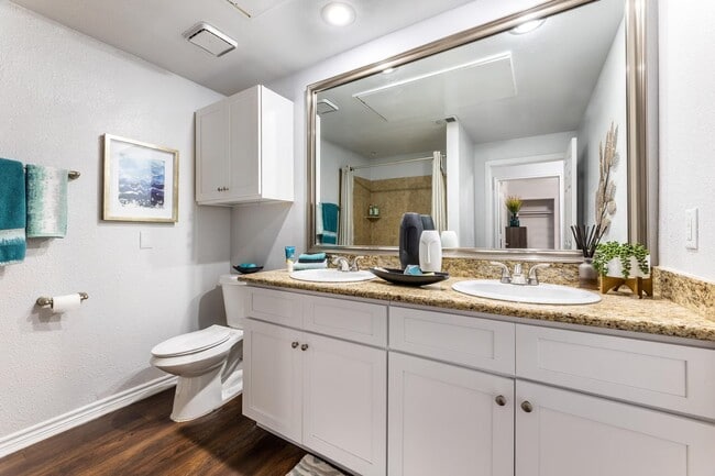 Building Photo - Lakeside Living with 1 Month Free!