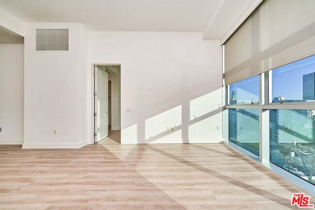 Building Photo - 3223 W 6th St