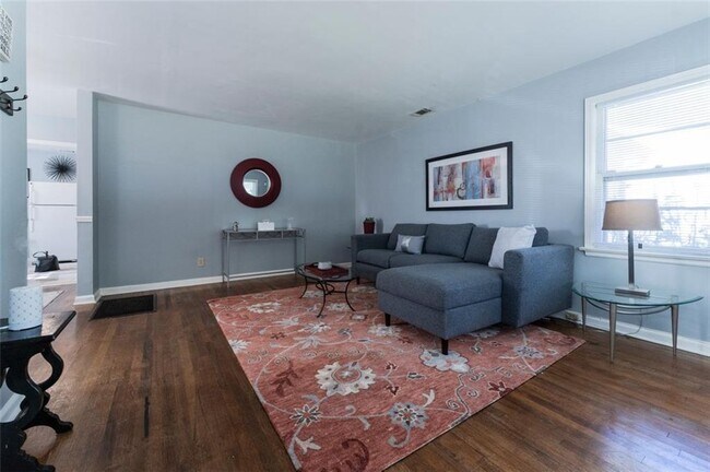 Building Photo - 547 Westmeath Dr SW