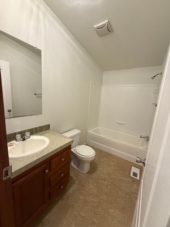 Building Photo - SPIRIT LAKE HOME (P#440)