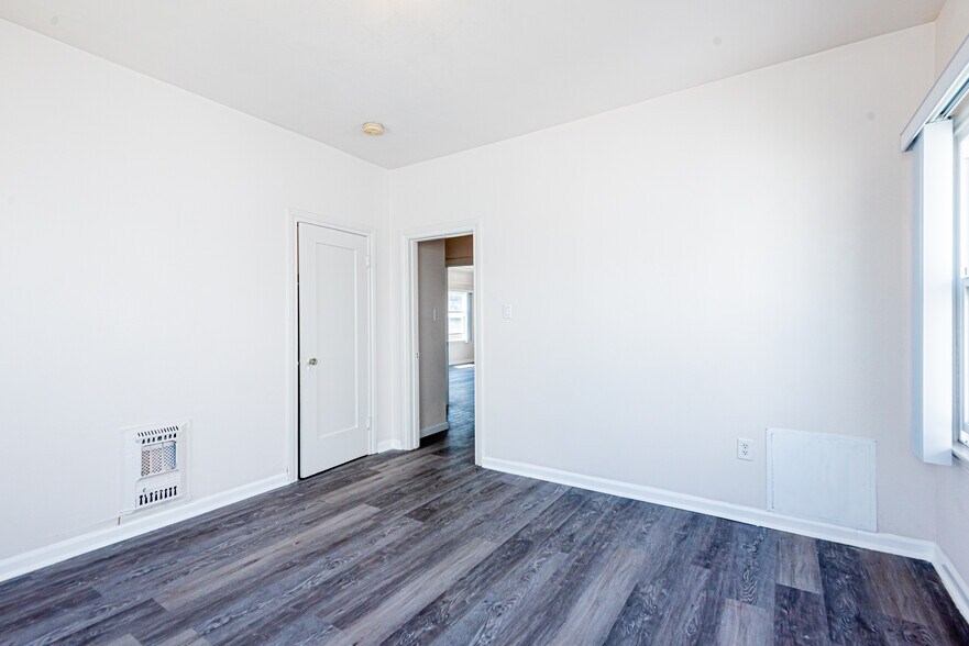 Building Photo - 4915 San Vicente Blvd