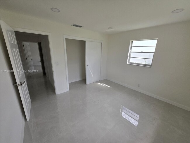 Building Photo - 600 SW 8th Pl