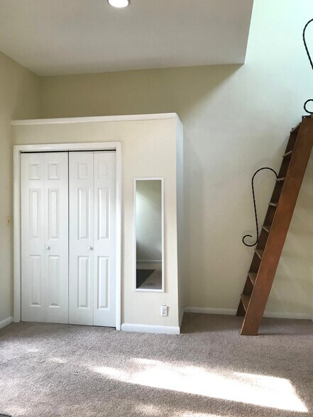 Building Photo - 614 Elliott St NE