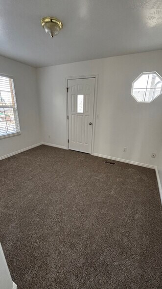 Building Photo - 631 W 20 N