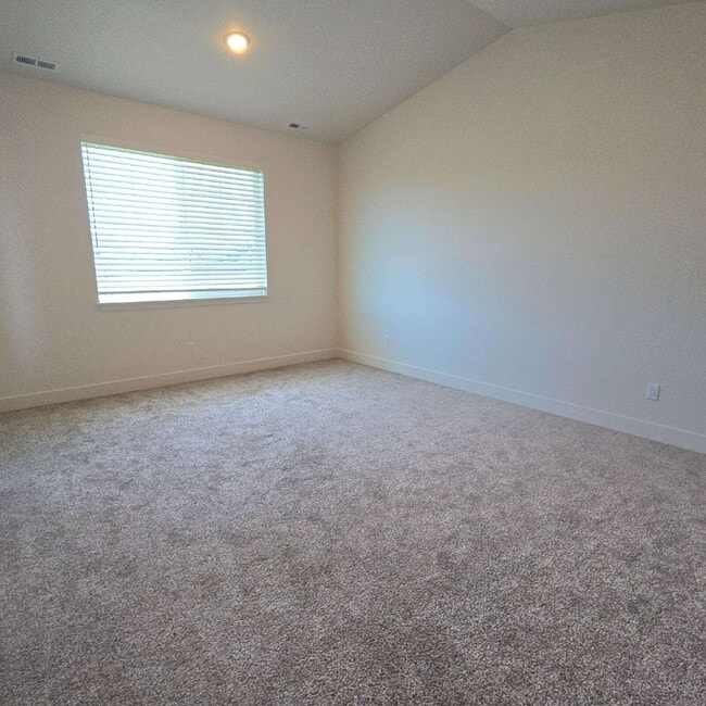 Building Photo - Move-in ready! 4 bedroom house with 3 car ...