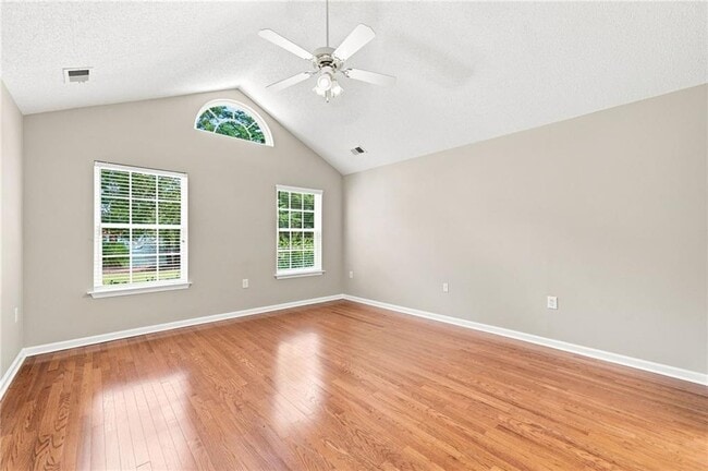 Building Photo - 3204 Village Ln