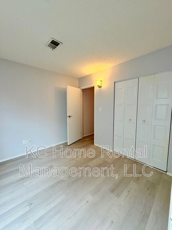 Building Photo - 8027 N Stoddard Ave