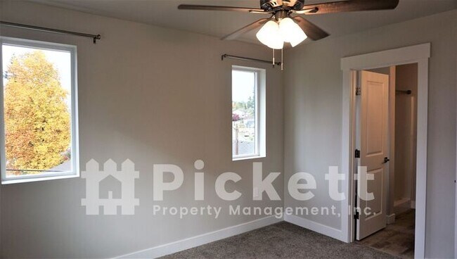 Building Photo - 3 Bedroom East Bremerton Home Near Lions Park