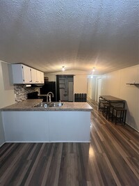 Building Photo - 11384 Oakwood Dr