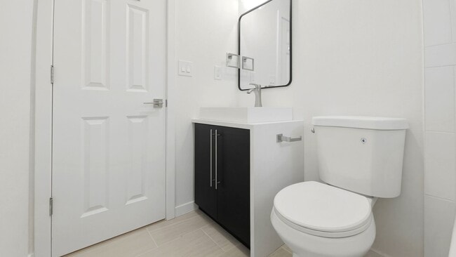 Building Photo - Fully Remodeled 2 Bed 2 Bath Front Unit in Prime Lynnwood Location