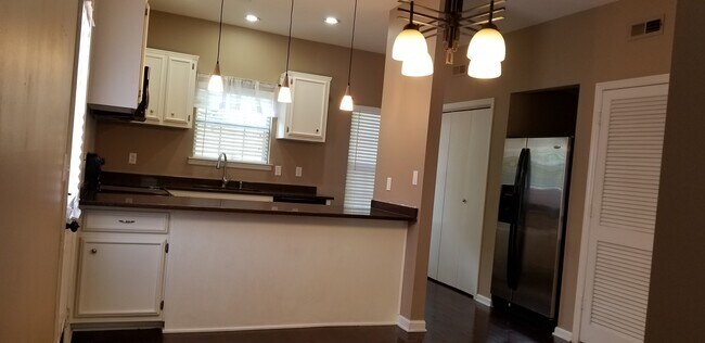 Building Photo - 2730 Linmar Ave